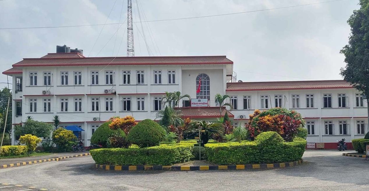 मेचीनगरका कर्मचारीहरुले कमिशन खाने गरेको वडा अध्यक्षको आरोप