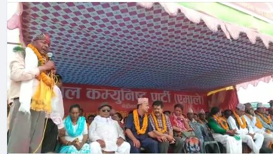 विजय सभालाई सम्बोधन गर्दै मेचीनगरका नवनिर्वाचित प्रमुख बुढाथोकी, साथमा एमाले नेताहरु ।