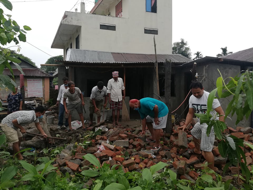 दुर्गा अधिकारीको घर निर्माणमा माओबादी कार्यकर्ताले गरे श्रमदान