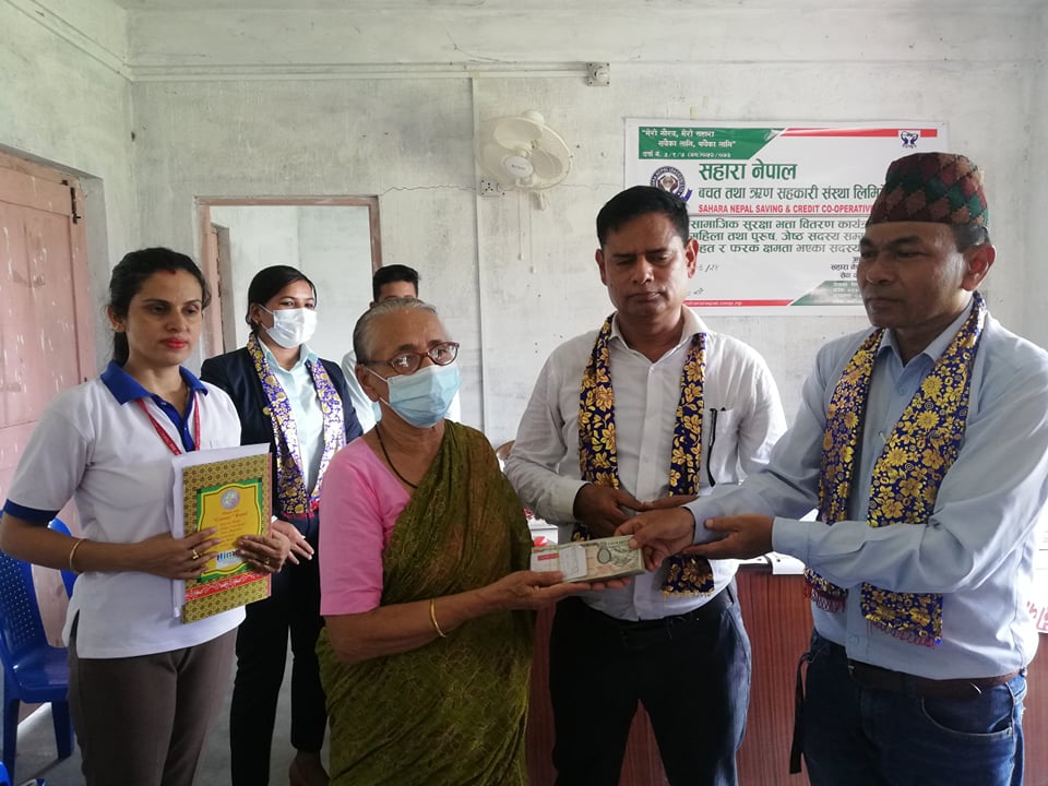 सहारा साकोस इटाभट्टाले बाँड्यो सामाजिक सुरक्षा भत्ता