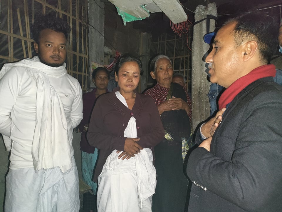 आगलागी पिडित परिवारलाई काँग्रेस महामन्त्री शर्माले भेटे