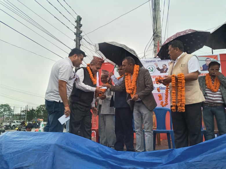 मेचीनगर १० का पुराना एमाले नेताहरु काँग्रेसमा प्रवेश