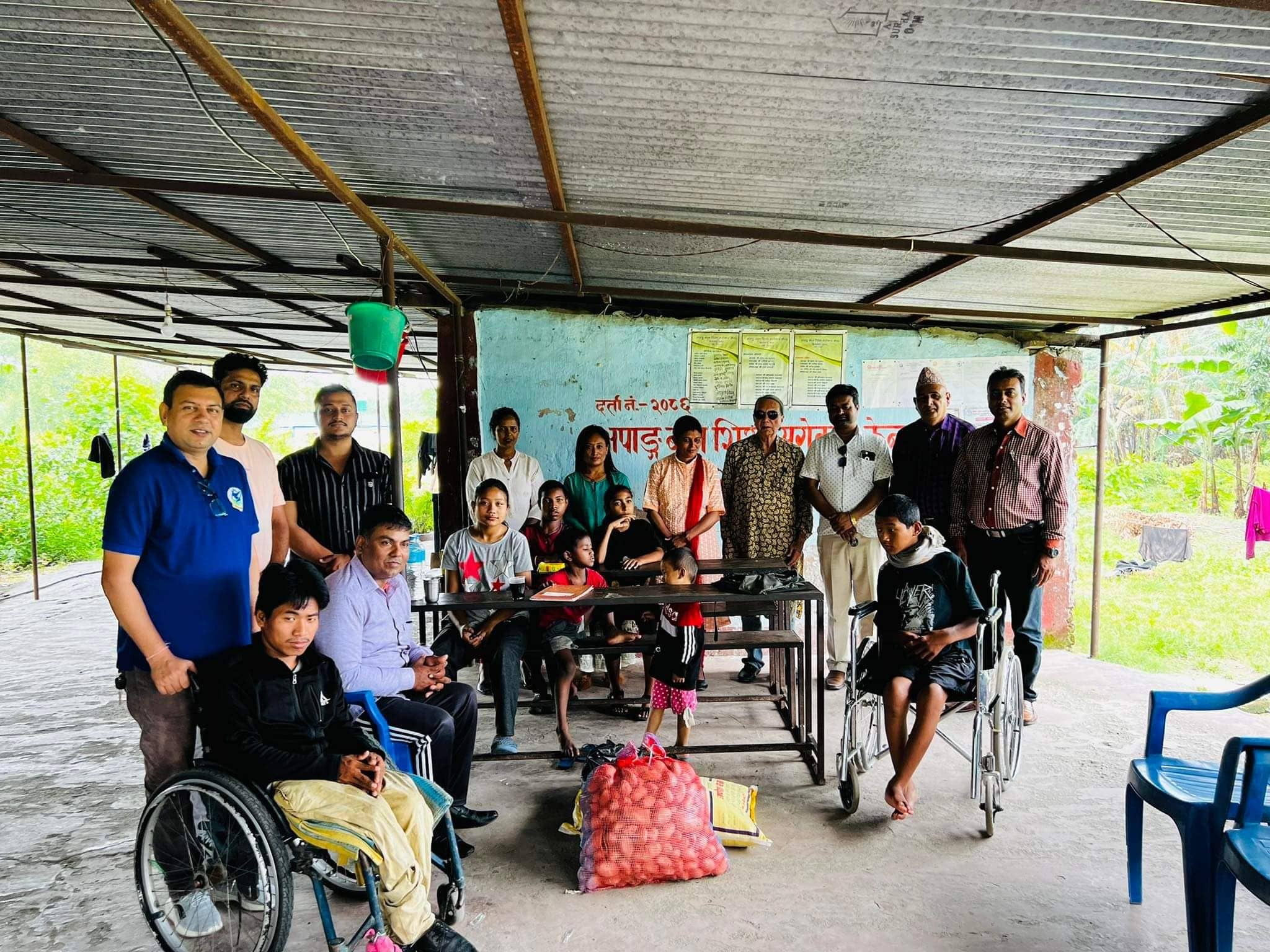 प्रेस युनियनको स्थापना दिवसमा अपाङ्ग वालवालिकाहरुलाई खाद्यान्य सामग्री हस्तान्तरण