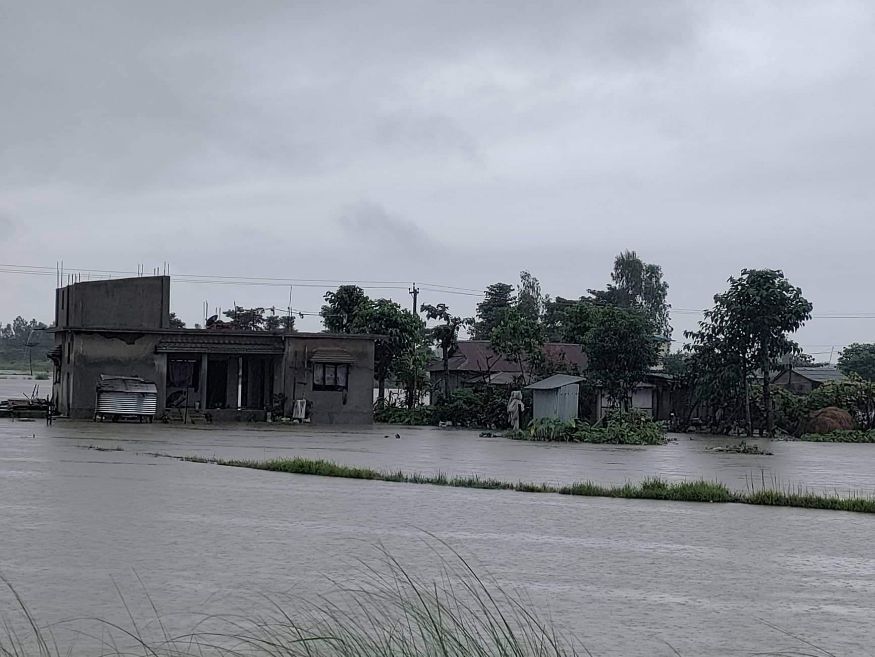 झापामा २ सय बढी घर ढुवानमा, सयाैं घर बाढीकाे जाेखिममा