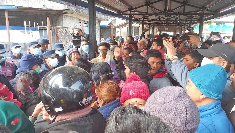 बिमान दुर्घटनामा मृत्यु भएकाको शव आफन्तलाई बुझाउन थालियो  