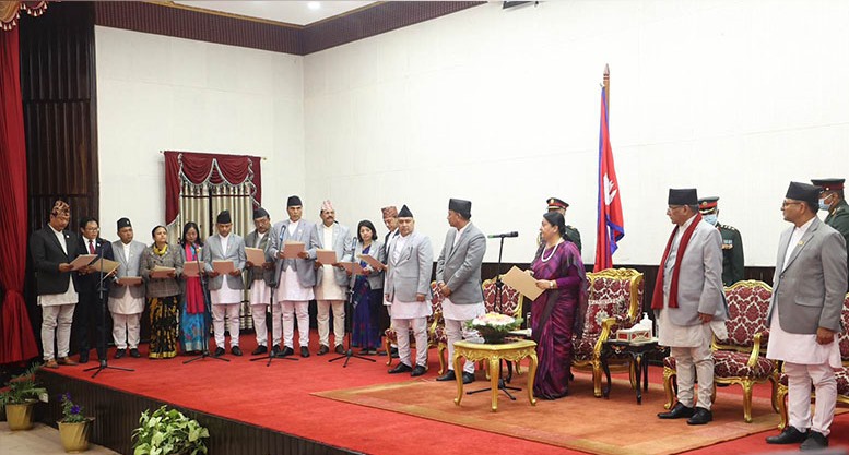 १२ मन्त्री तथा  ३ राज्यमन्त्रीद्धारा शपथ ग्रहण 