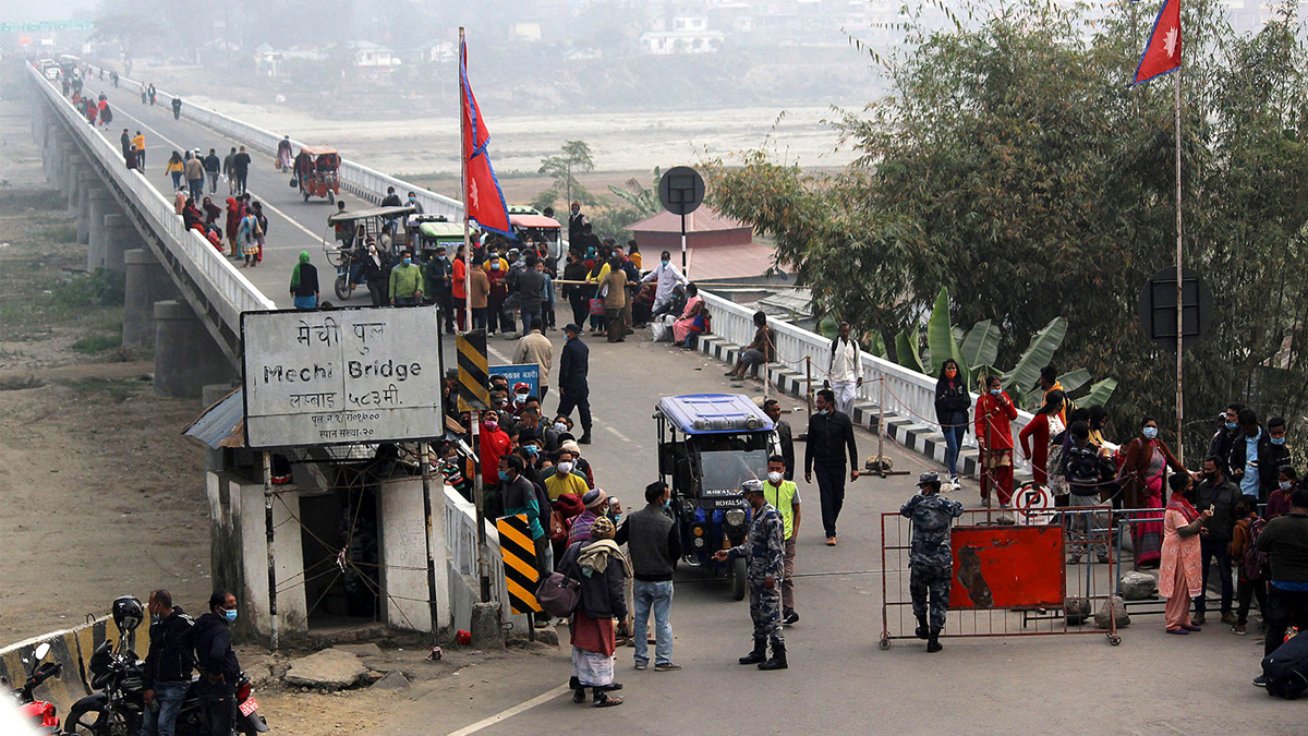 प्रहरीकै मिलेमतोमा भारतबाट प्रतिबन्धीत कुखुराको मासु नेपाल भित्रिदैं