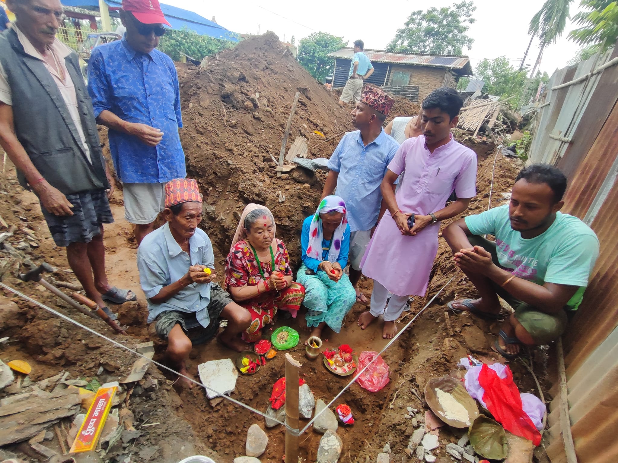 दाताको सहयोगमा निर्माण शुरु भयो दोकानडाँडाका असक्त बस्नेत दाजुभाईको घर