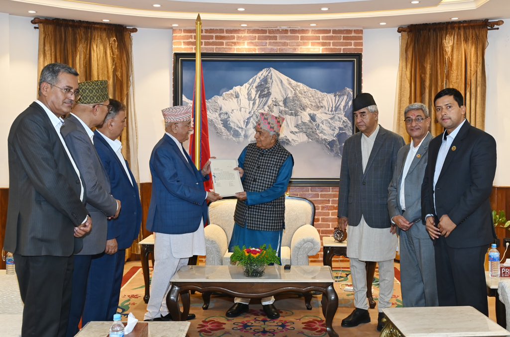 एमाले अध्यक्ष ओलीद्वारा प्रधानमन्त्रीमा दाबी पेश