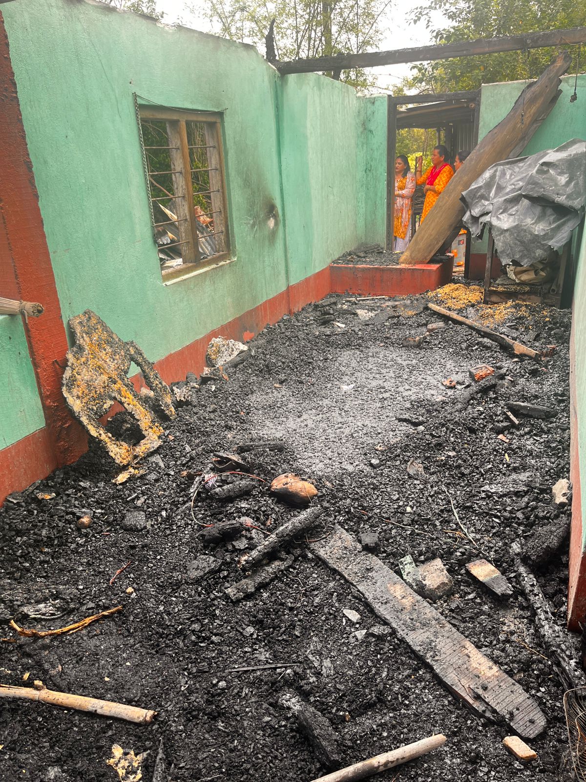 बाटो अवरोध हुदाँ समयमै पुग्न पाएन दमकल : खरानी भयो अधिकारीको घर 