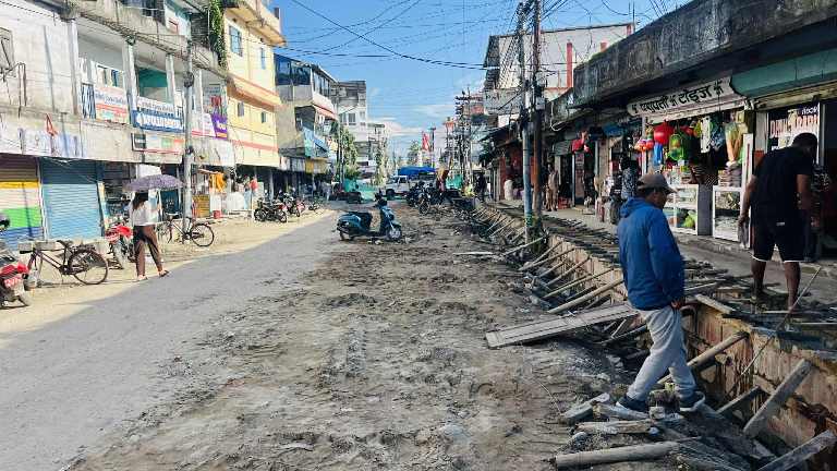 धमाधम निर्माण हुँदैं धुलाबारी बजार क्षेत्रको सडक