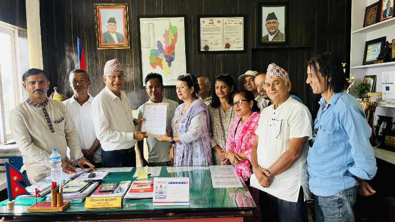 सामुदायिक वनलाई लाग्ने कर खारेज गर्न माग गर्दै मेचीनगरलाई ज्ञापन पत्र