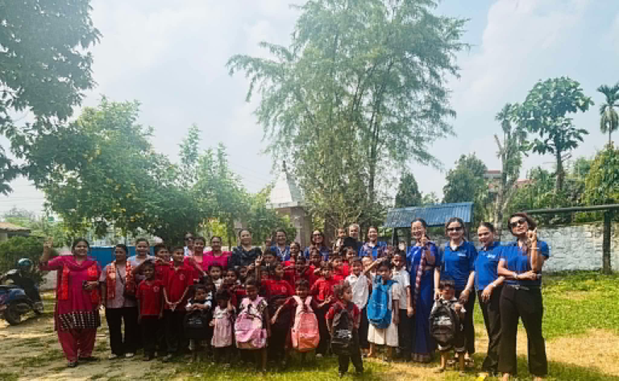 मेचीनगर लेडी जेसीजद्वारा विद्यार्थीका लागि स्कुल व्याग र चप्पल वितरण