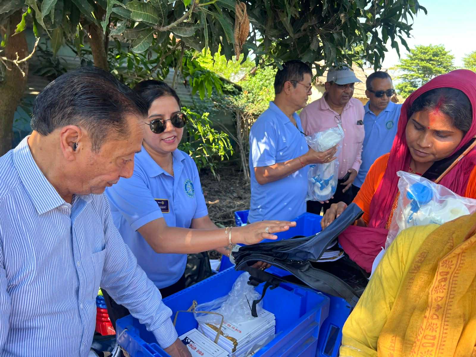 झापा गाउँपालिकाका बाढी प्रभावितलाई रोटरी क्लवले बाड्यो राहत सामग्री