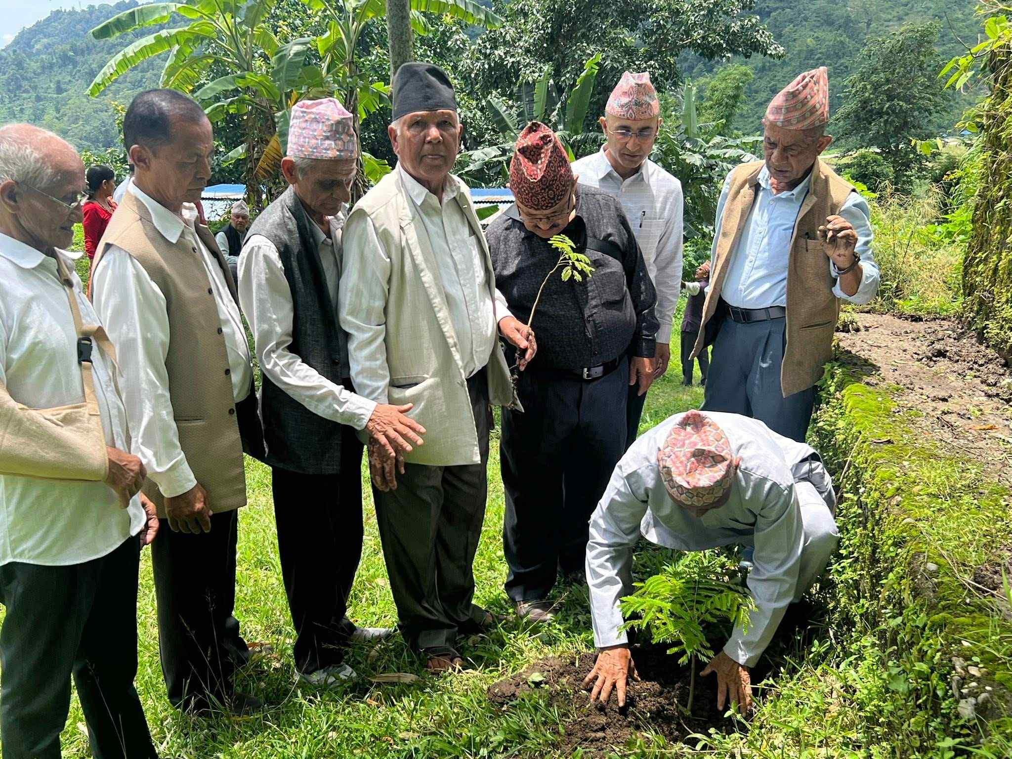 तेराख स्मृति दिवसमा वृक्षारोपण र काव्यसभा
