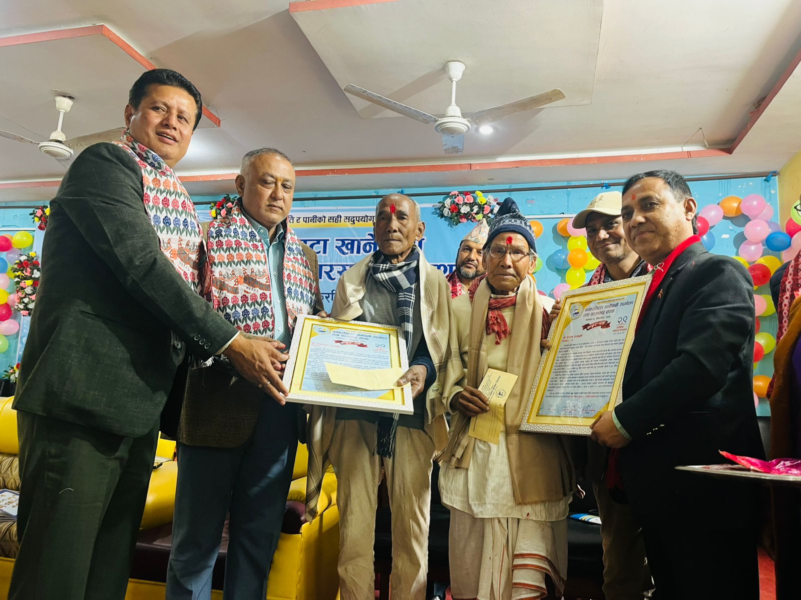 भारमा पानी बोकेर काकाकुल काकरभिट्टाको तिर्खा मेटाउनेहरुलाई सम्मान