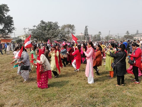 नेपाली काँग्रेस झापाका महिला नेताहरुको सामुहिक नृत्य ।