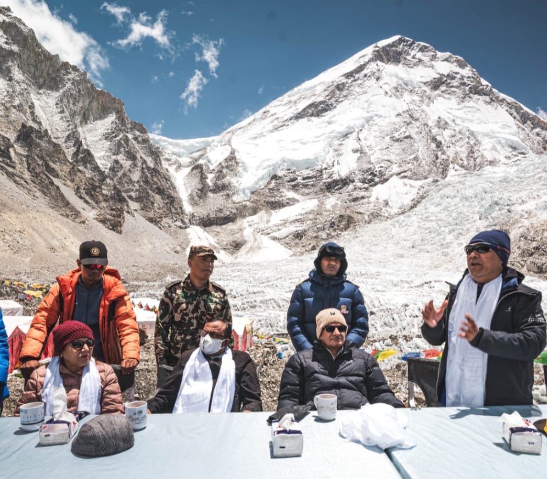 काँग्रेस महामन्त्री शर्माकाे अगुवाईमा  सगरमाथा बेसक्याम्पमा बिशेष संवाद