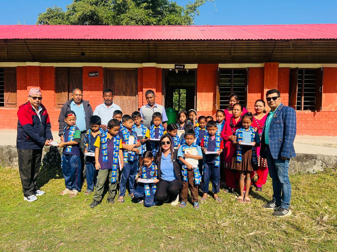 डिगेन प्राविका विद्यार्थीलाई मेचीनगर रोटरीले बाँड्यो शैक्षिक र पौष्टिक खाद्य सामग्री  