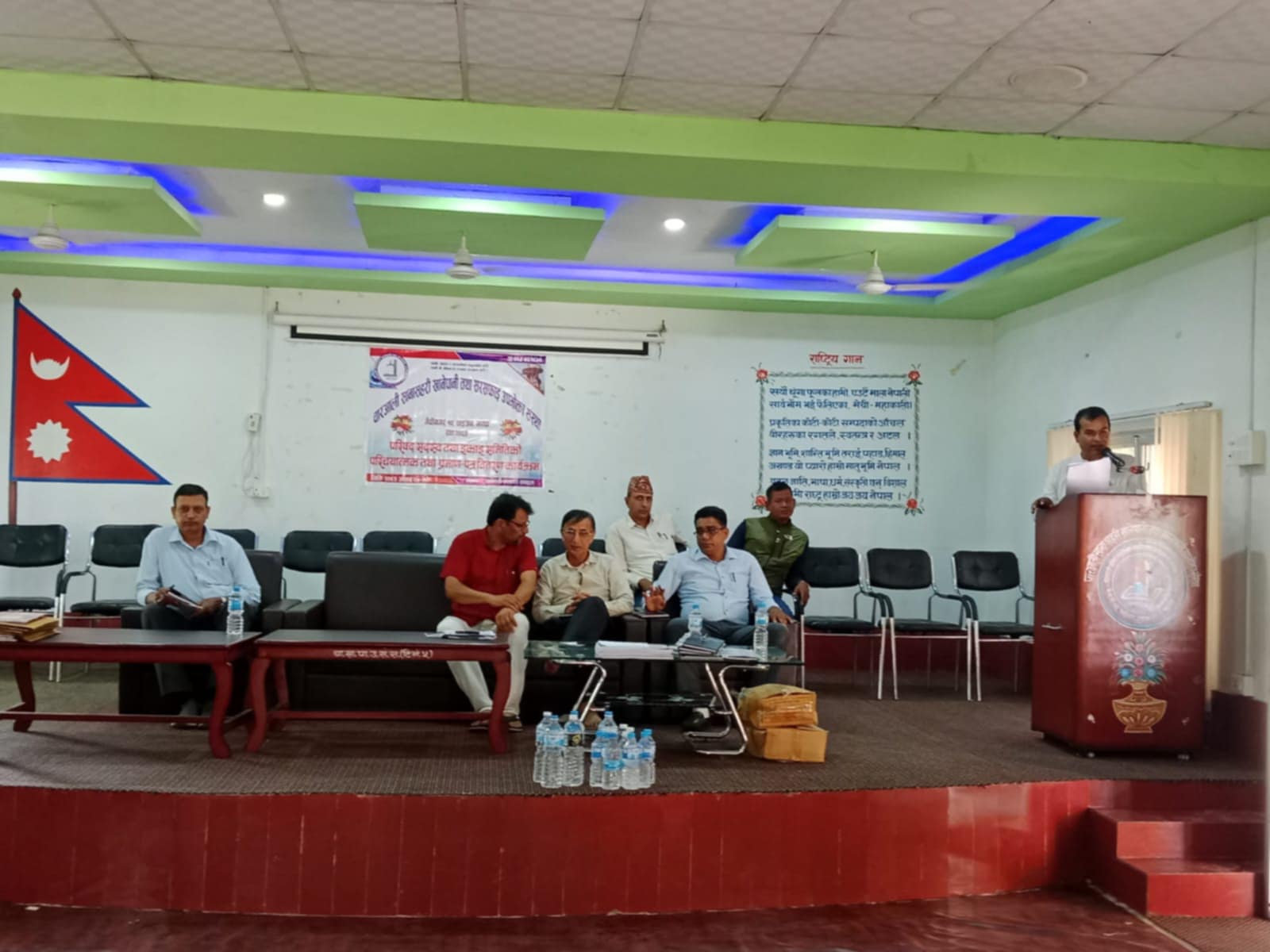 चारआली खानेपानीले विद्यालयलाई खानेपानीको जार र धारा वितरण गर्दै