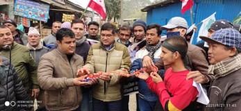 दौड प्रतियोगिताका बिजेता खड्कालाई पुरस्कारका रुपमा चुच्चे रेल प्रदान गर्दै काँग्रेस नेताहरु ।