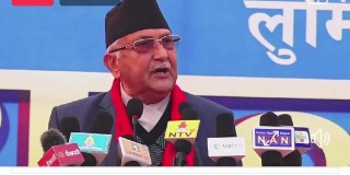 बुटवलको आमसभालाई सम्बोधन गर्दै प्रधानमन्त्री ओली ।