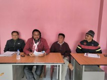 पत्रकार सम्मेलनमा माओवादी केन्द्र मेचीनगरका अध्यक्ष चिमरिया सहितका पदाधिकारीहरु ।
