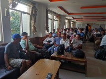 पत्रकार सम्मेलनमा सहभागि पिडित किसानहरु ।