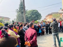 तलब नपाएर आन्दोलित नगरका कर्मचारीहरु काम छोडेर नगरपालिका परिषरमा ।