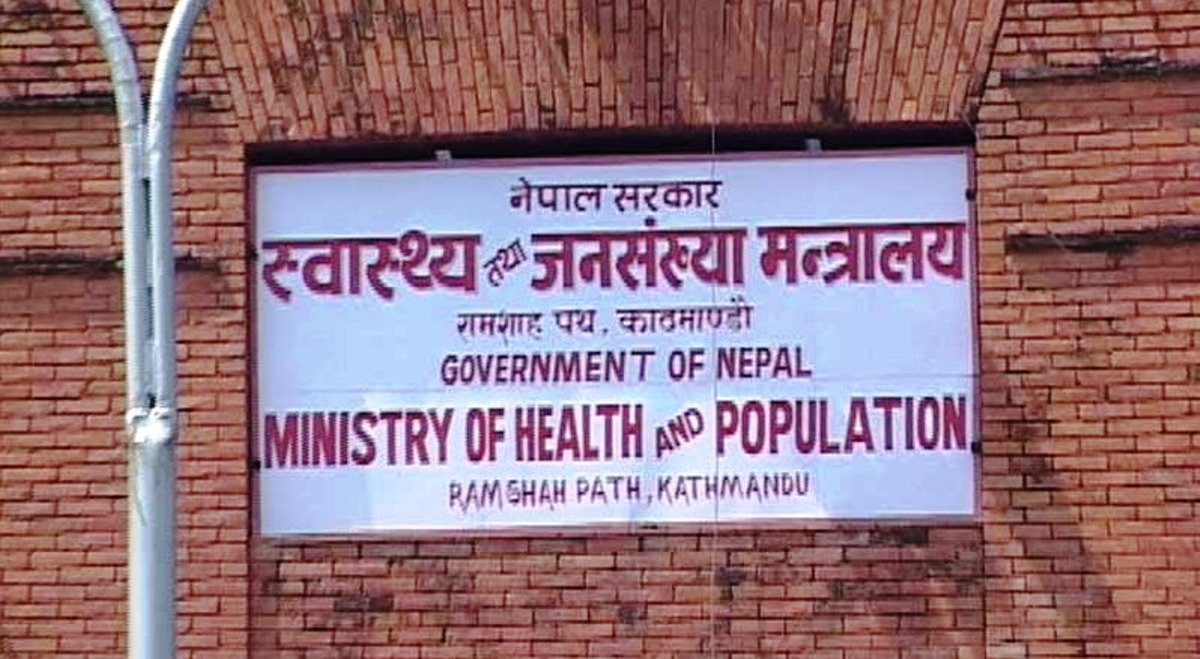 ठूला सहरका विद्यालयहरू कम्तिमा एक महिना बन्द गर्नु पर्छ : स्वास्थ्य मन्त्रालय