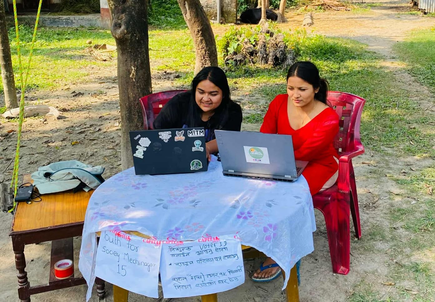 मतदाता परिचय पत्र बनाउन सहयोग गर्दै युथ फर सोसाइटी मेचीनगर