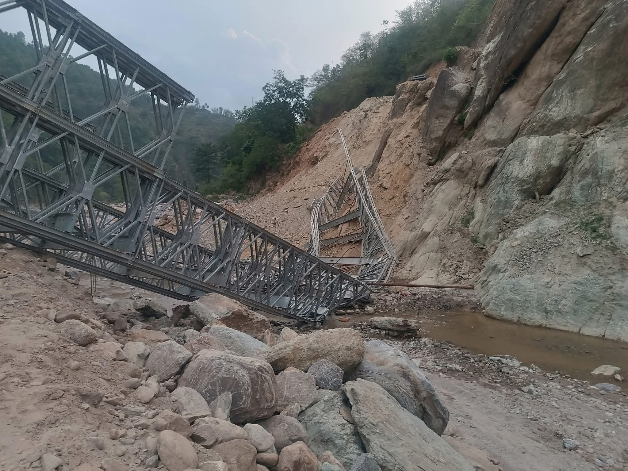 पाँचथरको हेवाखोलामा बेलिब्रिज भाँचिँदा घाइते भएका  ३ मजदुरको मृत्यु : सरकारद्वारा छानबिन समिति गठन 