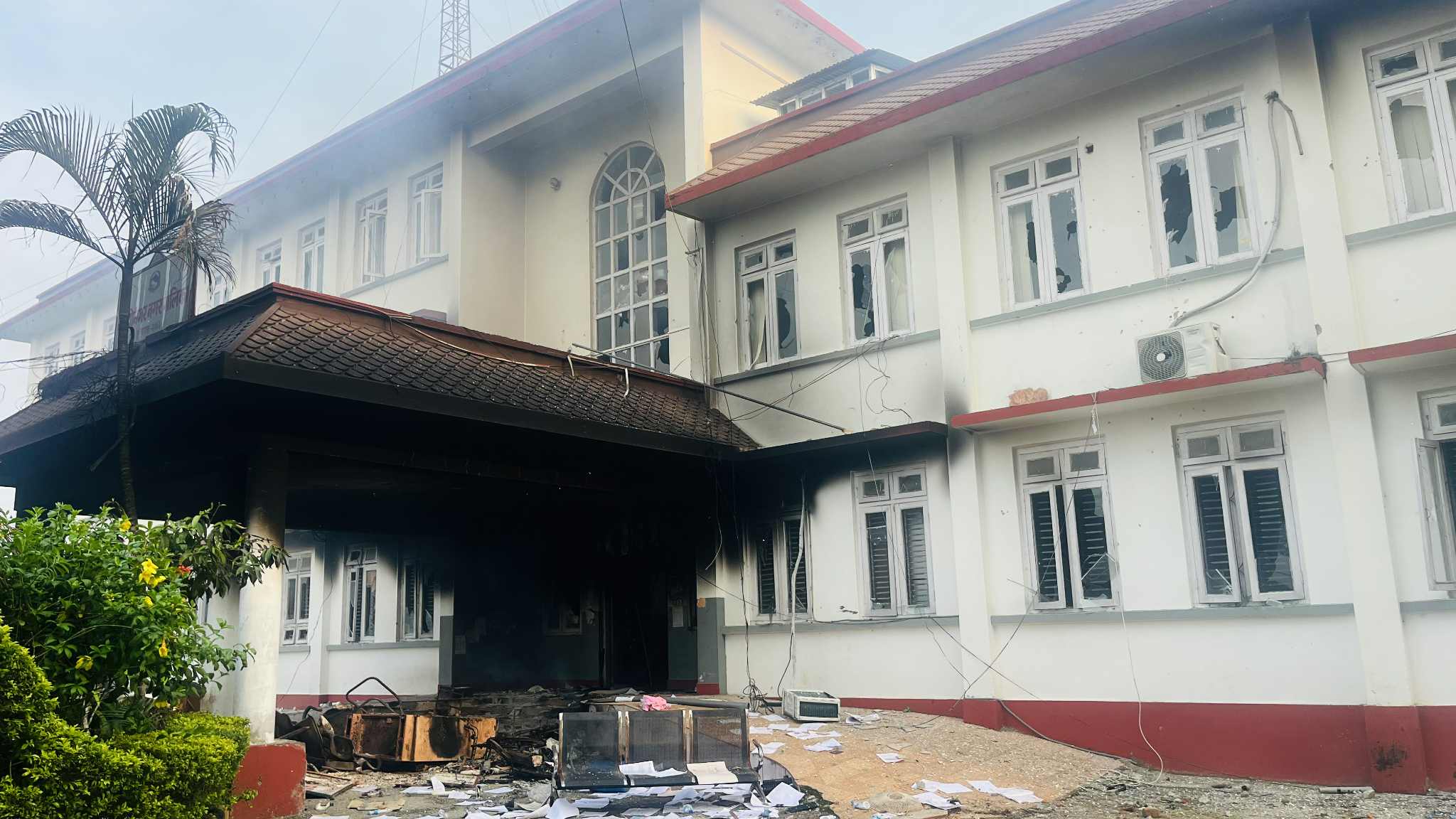 मेचीनगर नगरपालिका, वडा कार्यालय र नेताका घरमा तोडफोड र आगजनी