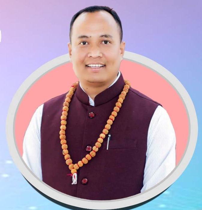 जेष्ठ नागरिकलाई रेडियो सेट वितरण गर्दै रोङ गाउँपालिका