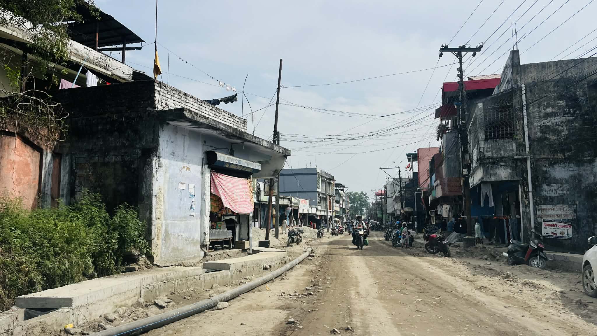 साघुँरो बन्ने भयो धुलाबारी बजारको सडक, नगरको निर्णय लुकाइयो