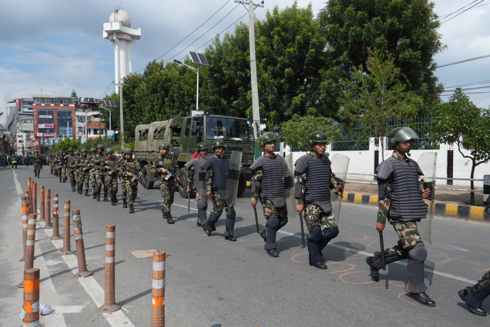 सेनाले लगायो देशभर निषेधाज्ञा, भोलि विहानसम्म कर्फ्यु