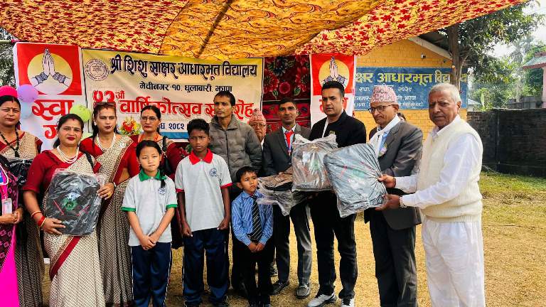 शिशु साक्षरको बार्षिकोत्सवमा दाताद्वारा शैक्षीक सामग्री सहयोग